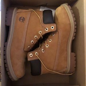 Juniors/women’s timberland boots sz 6j-8w